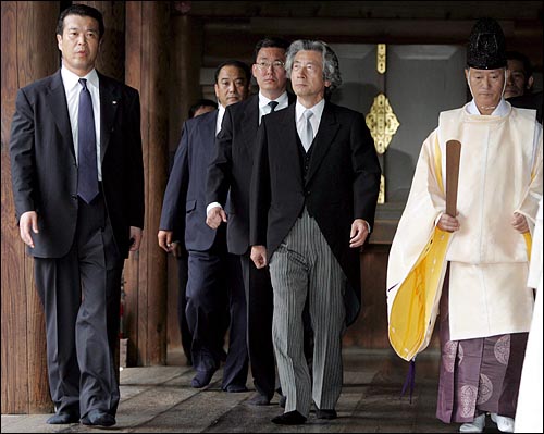 2006년 8월 15일, 주변국들의 반발에도 불구하고 A급 전범들이 합사돼 있는 야스쿠니신사를 참배한 고이즈미 당시 일본 총리.